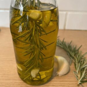 Recette d'huile infusée ail et romarin 1